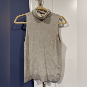 Sleeveless Turtleneck shirt